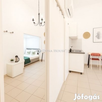 Felújított, galériás garzon lakás a Corvin Pláza közelében