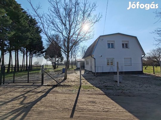 Felújított, kényelmes otthon Szatymazon nagy kerttel