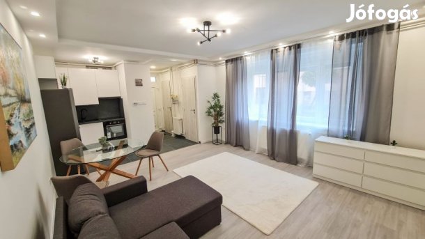 Felújított, kertkapcsolatos lakás eladó a belváros szívében