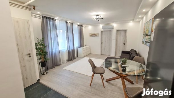 Felújított, kertkapcsolatos lakás eladó a belváros szívében