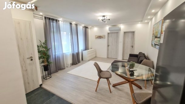 Felújított, kertkapcsolatos lakás eladó a belváros szívében