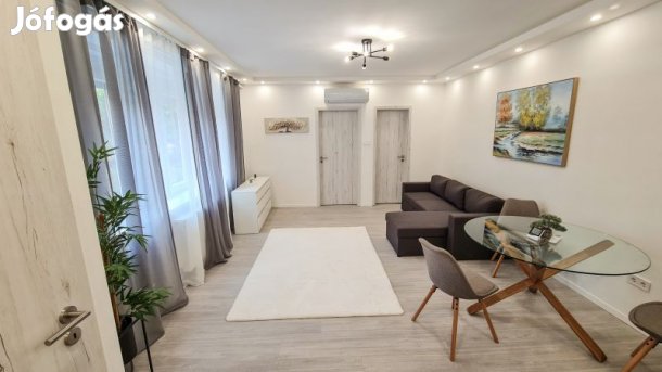 Felújított, kertkapcsolatos lakás eladó a belváros szívében