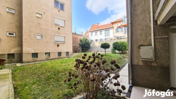 Felújított, kertkapcsolatos lakás eladó a belváros szívében