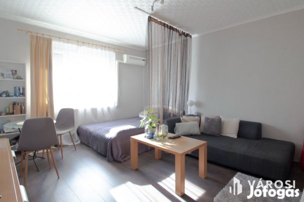 Felújított, két szobás lakás eladó!