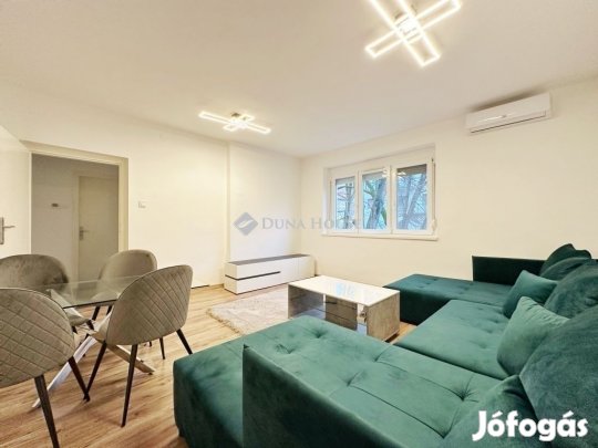 Felújított, két szobás lakás eladó a Papkert közelében!