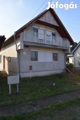 Felújított, kétszintes, téglaépítésű családi ház Újszászon