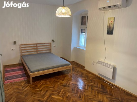 Felújított, kis kertkapcsolatos ház eladó Tapolcán, Malom-tó közelében