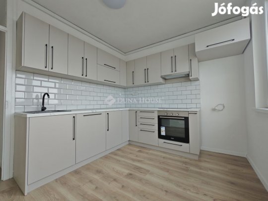 Felújított, napfényes lakás a Derék utcán!