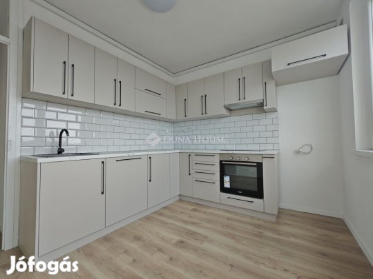 Felújított, napfényes lakás a Derék utcán!