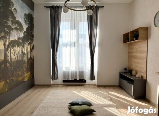 Felújított, stílusos garzon lakás eladó, azonnal költözhető!