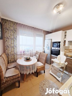 Felújított, szép 3 szobás Derék utcai lakás