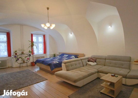 Felújított, tágas földszinti lakás, időtálló eleganciával Kőszegen