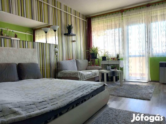 Felújított, tágas lakás Siófok belvárosában eladó