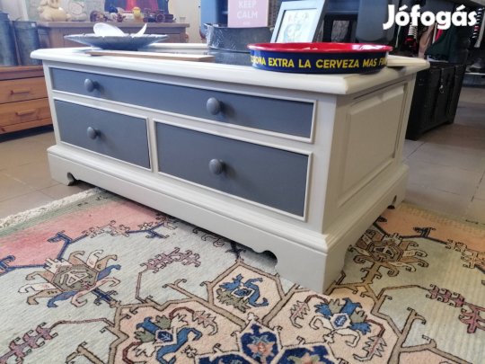 Felújított asztalok. 