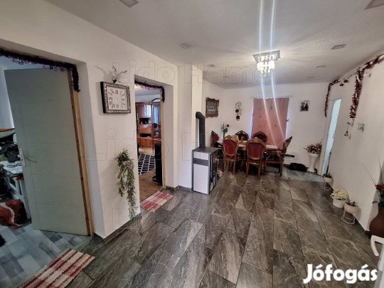 Felújított családi ház eladó Osztopánban , nagy telekkel, nyugodt