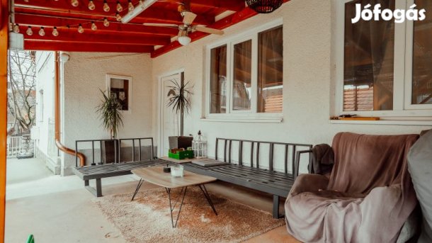 Felújított családi ház két bejárattal Pécs-Kertvárosban