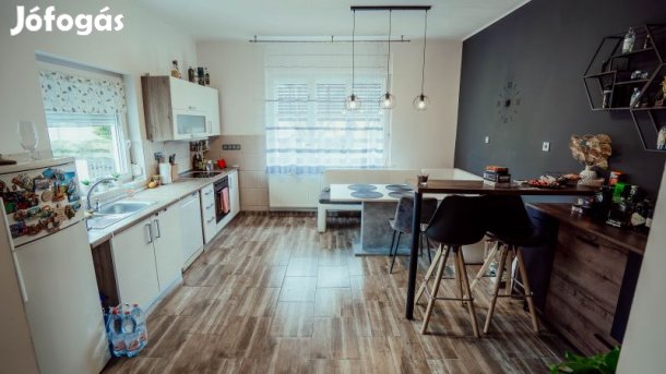 Felújított családi ház két bejárattal Pécs-Kertvárosban