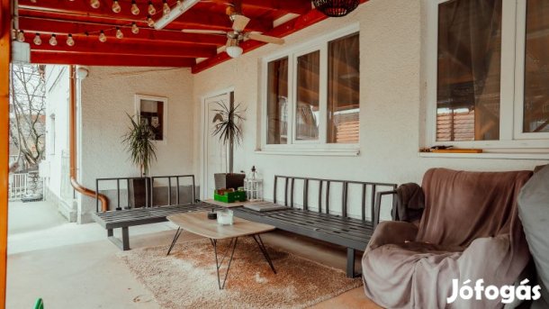 Felújított családi ház két bejárattal Pécs-Kertvárosban