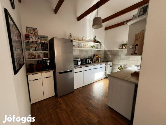 Felújított családi ház kiváló elrendezéssel, lakható melléképülettel