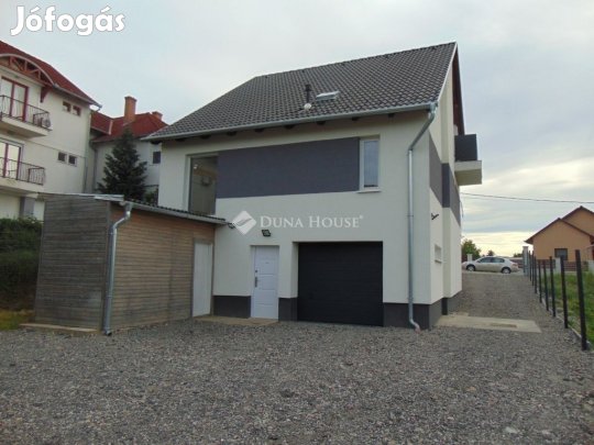 Felújított családi háza eladó Pécsen.