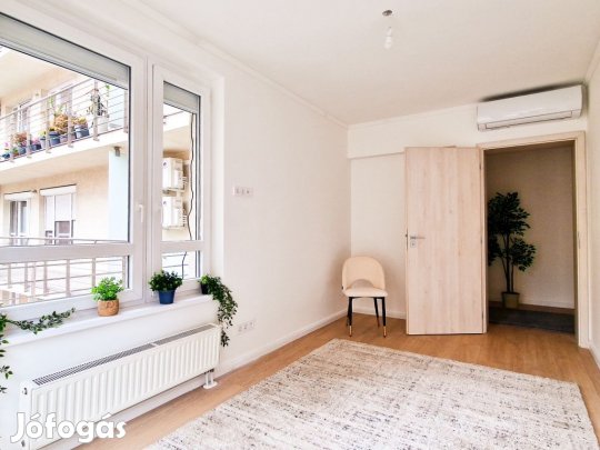 Felújított erkélyes lakás eladó garázzsal újszerű házban