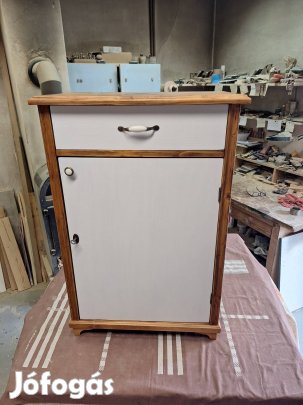 Felújitott fenyőszekrény