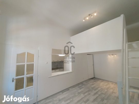 Felújított galériás garzon lakás Józsefvárosban