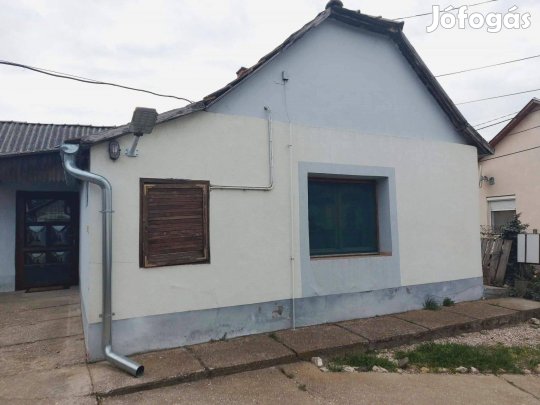 Felújított házikó eladó Solt belvárosában!