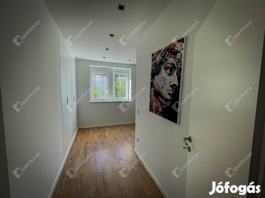 Felújított házrész saját kerttel és garázzsal