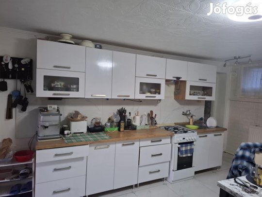 Felújított ingatlan Jászladány központjában