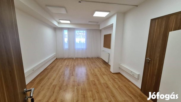 Felújított irodaházban iroda kiadó!