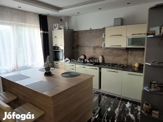 Felújított kétszintes családi ház Makón!