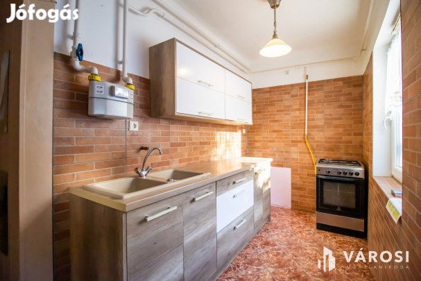 Felújított kis ház paneláron