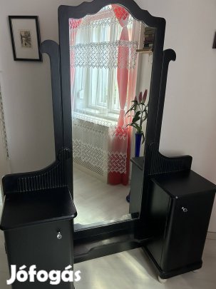 Felújított múlt század eleji tükrös öltöző szekrény