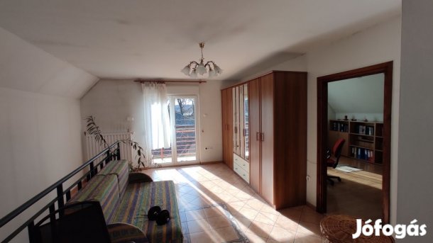 Felújított nagy ház eladó.