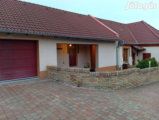 Felújított otthon panorámával Győr-Ménfőcsanakon