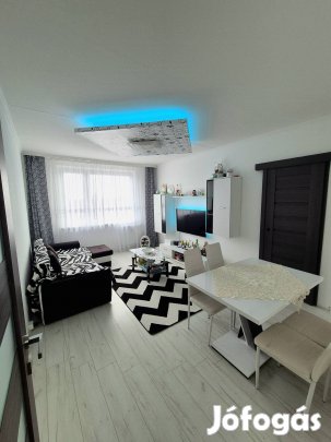 Felújított panel lakás eladó, nappali +3 szoba