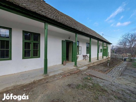 Felújított paraszthát, nagy telekkel, gazdálkodásra alkalmas birtokkal