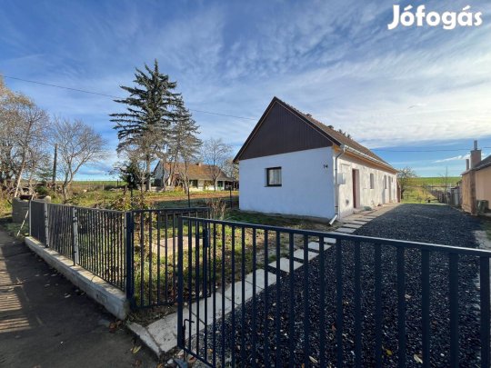 Felújított parasztház egy zsákfalu végén