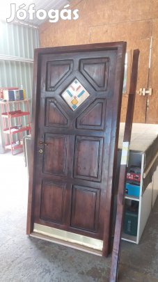 Felújított tömörfenyő bejárati ajtó