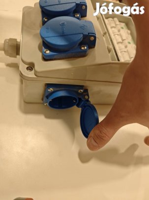 Felvonulási szekrény , kalocsa doboz ipari elosztó 