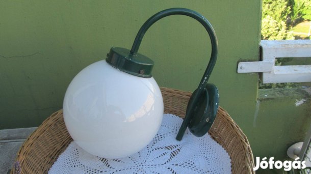 Fém, tejüvegbúrás kültéri falilámpa