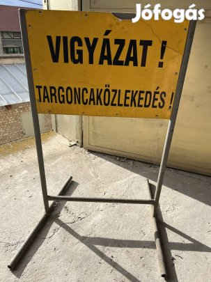 Fém állványon Targonca közlekedésre figyelmeztető tábla eladó