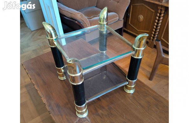 Fém asztalka üveg lapokkal