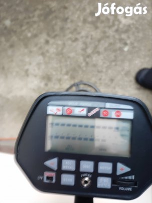 Fém detektor új dobozában van.