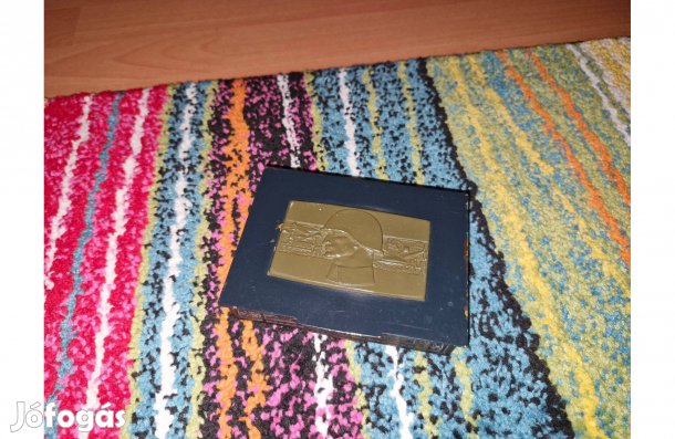 Fém doboz: kiváló Katona - A haza fegyveres szolgálatáért emlék