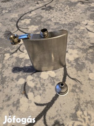 Fém flaska tölcsérrel