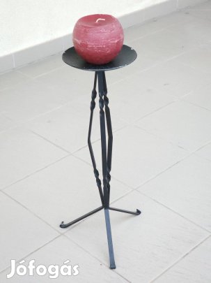 Fém gyertyatartó gyertyával