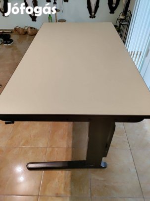 Fém íróasztal