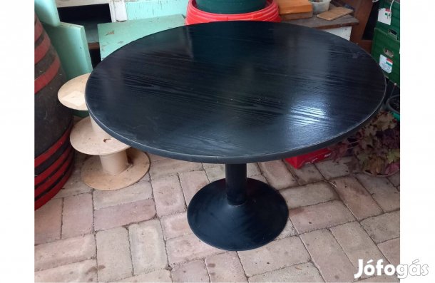 Fém lábon álló fa asztal 90 cm átmérő, 62 cm magas